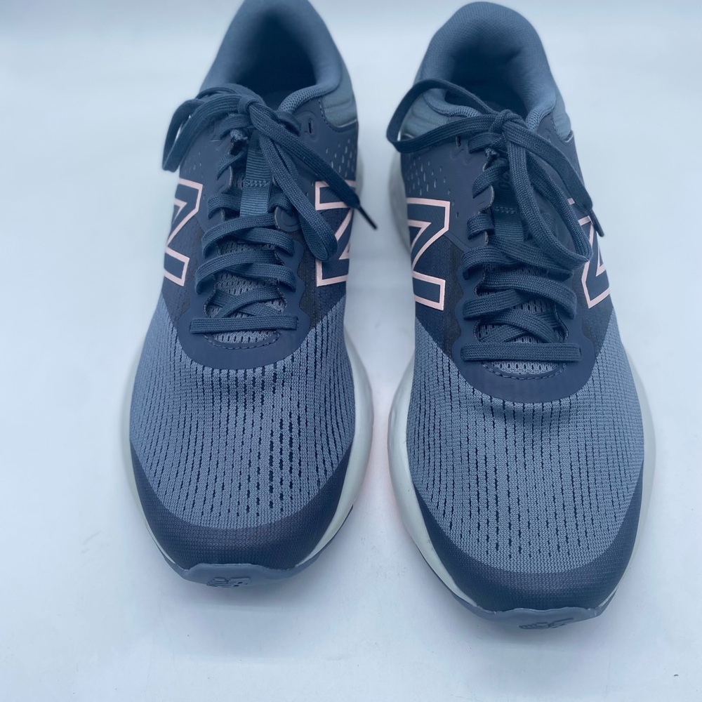 the New Balance 520 v7 women's running shoe.